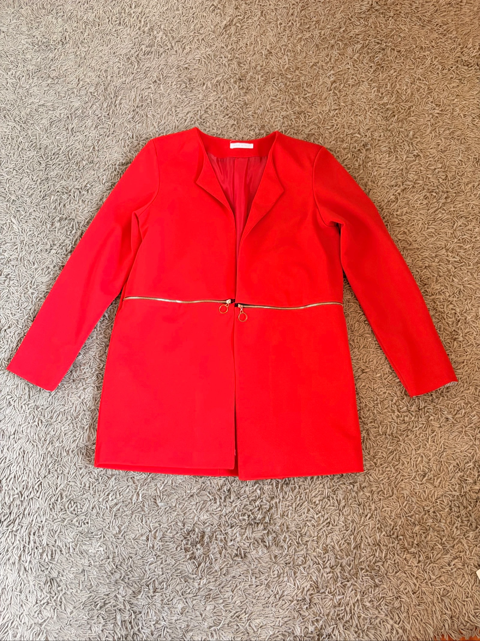 Elegante blazer roja con detalle de cremallera dorada 